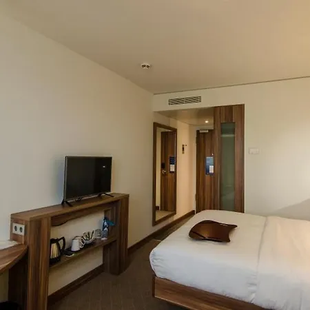 Hotel Hampton By Hilton Center 3*