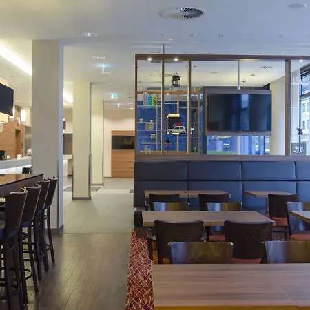 Hampton By Hilton Center Hotell 3*