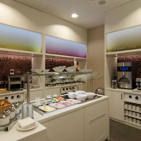 Hampton By Hilton Center Hotell 3*